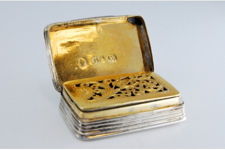  Caixa de Vinagrete em prata e ouro com gravados em ambos os lados